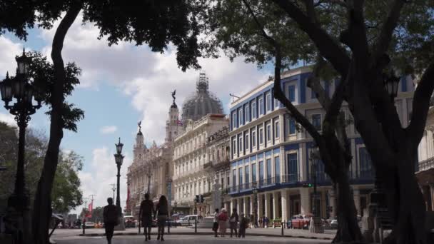 Kuba Havana architektura budov hotelů lidí turistů chůzi — Stock video