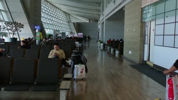 Viajeros Personas Turistas Esperando en Terminal de Pasajeros Incheon Aeropuerto Seúl — Vídeo de stock