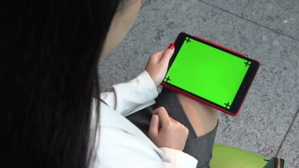 Tablet Ipad πράσινη οθόνη οθόνη Ασίας επιχειρηματίας επιχειρηματική γυναίκα εργασίας — Αρχείο Βίντεο