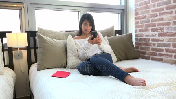 Diversão e relaxamento para mulher asiática feliz mensagem de texto da menina — Vídeo de Stock