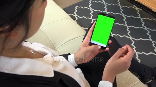 Mobiltelefon telefon Smarphone üzletasszony nő zöld képernyő idegen rádióadást figyel — Stock videók