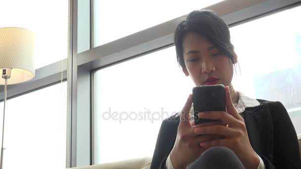 Happy Asian Girl Korean Businesswoman Femme d'affaires avec téléphone portable — Video