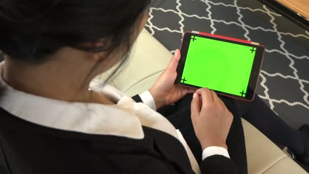 Tabletta Ipad zöld képernyő idegen rádióadást figyel ázsiai üzletasszony üzleti nő dolgozik — Stock videók
