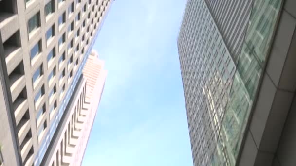Kancelářské budovy a šťastný asijské podnikatelka, chůzi po schodech dolů — Stock video