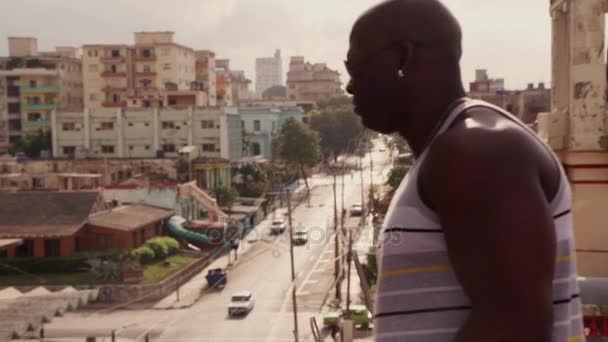 Сильный черный человек ждет толкателя наркотиков, продающего наркотики — стоковое видео