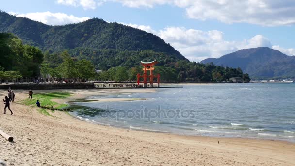 Emlékmű Miyajima Itsukushima Shrine a tengeri japán Ázsiában — Stock videók