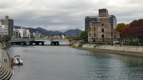 히로시마 일본 아시아에서 원자 폭탄 돔 근처 다리 강 — 비디오