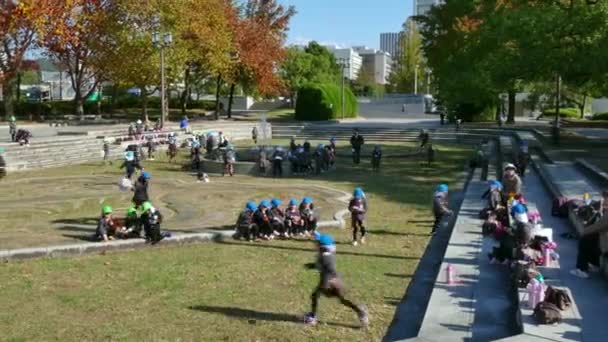 Hiroşima Park Japonya'da oynayan öğrenciler çocuklar çocuk öğrenciler — Stok video