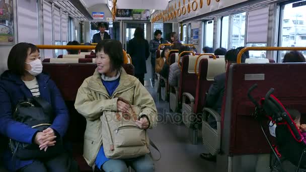 Μετακινουμένων ατόμων τουρίστες ταξιδεύουν με τρένο στη Χιροσίμα, Ιαπωνία Ασία — Αρχείο Βίντεο