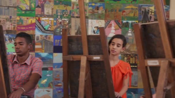 Образование в искусстве с счастливой улыбкой студента и обучением искусству — стоковое видео