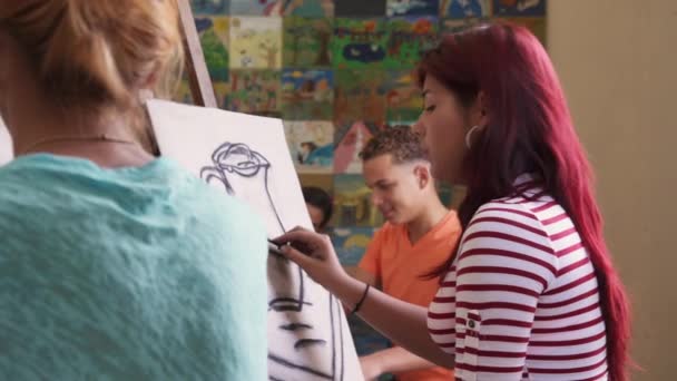 Feliz joven latina mujer en escuela hispana chica sonriendo retrato — Vídeos de Stock