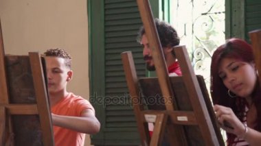 Profesör gülümseyen ve kamera sanat üniversitede bakarak portre