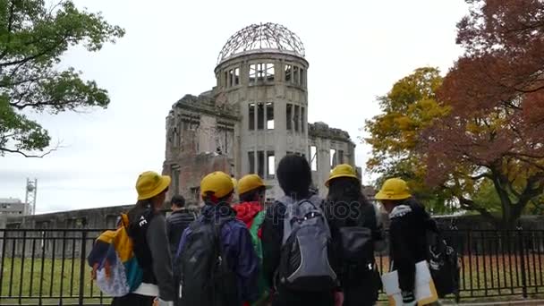 Escuela niños visitando la cúpula de la bomba atómica Hiroshima Japón Asia — Vídeo de stock
