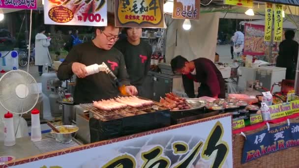 Negozio che vende cibo tradizionale all'Ueno Park Tokyo Giappone Asia — Video Stock