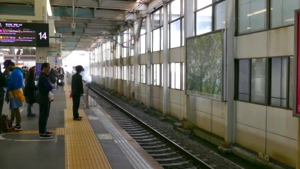 Shinkansen Bullet Train w stacja kolejowa w Hiroshima Japonia Asia — Wideo stockowe