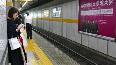 Yeraltı tren istasyonu tren ve insanlar Kyoto Japonya Asya