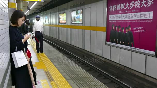 Földalatti vasúti állomás vonat, és az emberek, Kyoto Japán ázsiai — Stock videók