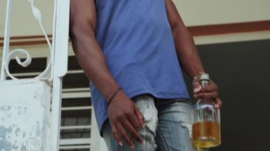 Eve sarhoş kocası alkol agresif siyah adam