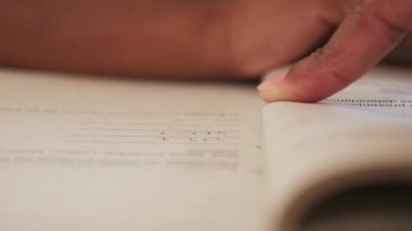 Genç öğrenci siyah detay egzersiz kitap yazma eller