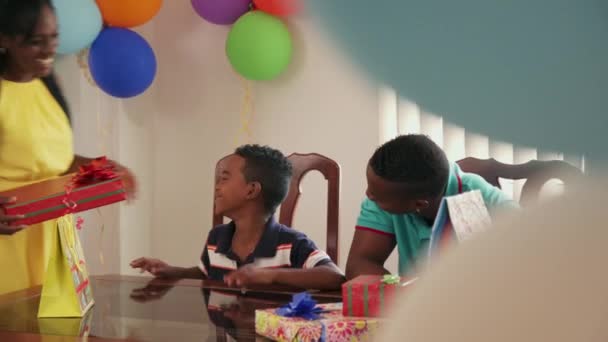 Festa de aniversário em casa com mãe negra pai filho celebrando — Vídeo de Stock