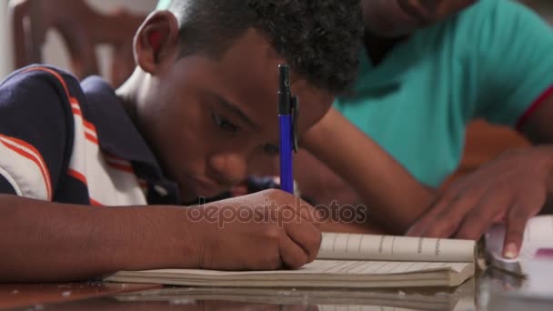 Menino estudando educação com o pai ajudando filho fazendo escola lição de casa — Vídeo de Stock