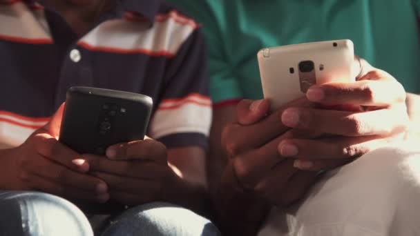 Primer plano de manos masculinas negras sosteniendo teléfono móvil Smartphone — Vídeos de Stock