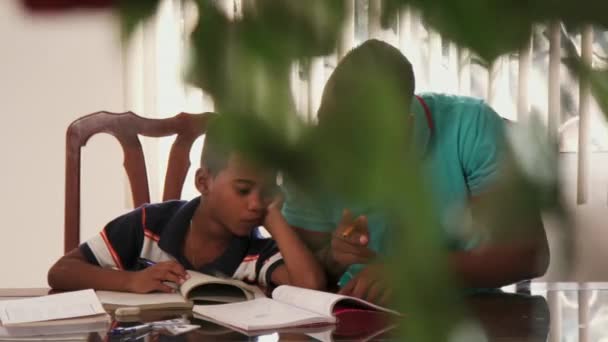 Educación con papá ayudando a hijo haciendo tarea escolar niño estudiando — Vídeo de stock