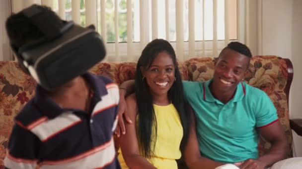 快乐的黑人家庭玩虚拟现实的护目镜 Vr 耳机 — 图库视频影像