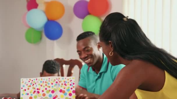 Família latina com homem mulher criança celebrando aniversário em casa — Vídeo de Stock