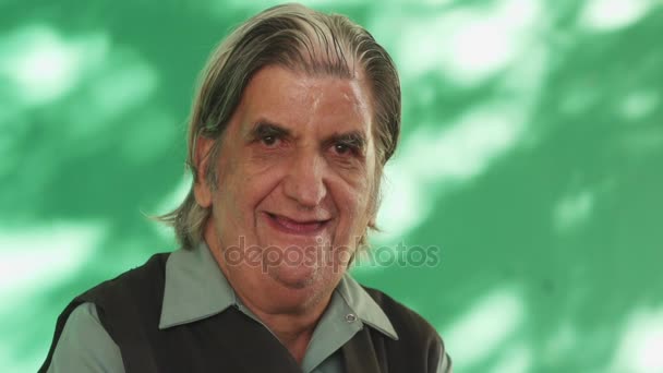 5 prawdziwych ludzi portret śmieszne starszy człowiek śmiejąc się kamery — Wideo stockowe