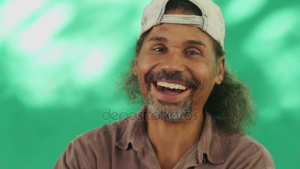 Spanyol férfi kecskeszakáll nevetve 9 boldog ember portréja — Stock videók