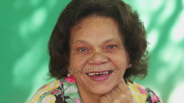 Портрет 13 настоящих людей Смешная пожилая женщина, латиноамериканка улыбается — стоковое видео