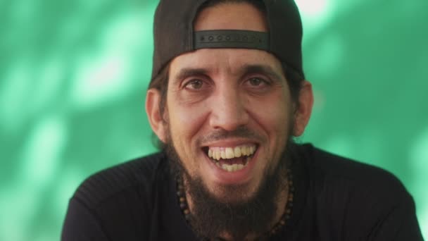 Spanyol férfi szakállal nevetve 17 boldog ember portréja — Stock videók