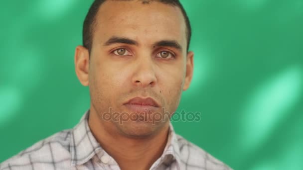 19 v depresi hispánský muž s smutný seržantovu tvář výraz — Stock video