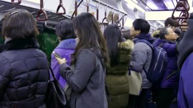 Asya insanlar üzerinde metro treninin Seul Kore Asya seyahat