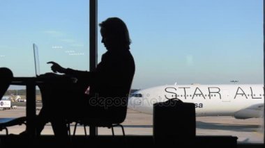 İş kadın yolcu ile dizüstü bilgisayar Havaalanı kapısında