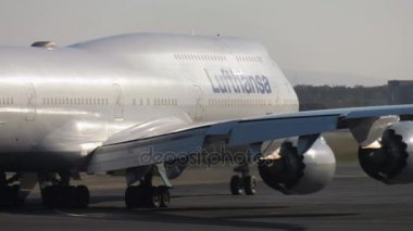 Lufthansa uçak Uluslararası Frankfurt Havaalanı bırakarak