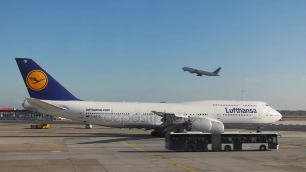 Lufthansa Aeroplano Parcheggio in Aeroporto Internazionale di Francoforte — Video Stock