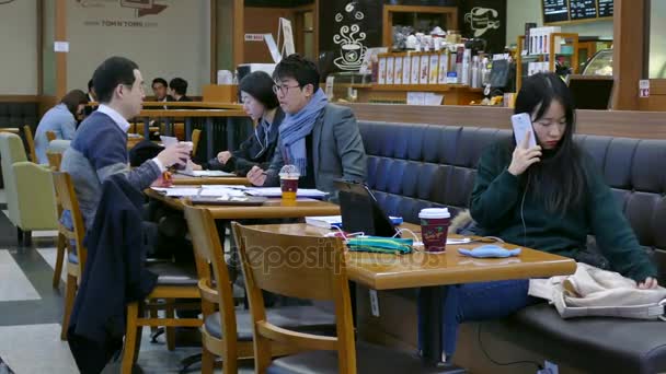 Estudiantes de Negocios Desayunando Estudiando Trabajando en el Bar Seúl — Vídeo de stock