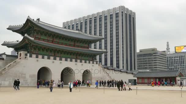 Contrast between Modernity and Old Building Gyeongbokgung Palace Seoul Korea — стоковое видео