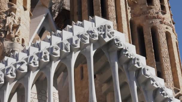 Sagrada Familia εκκλησία από τον Gaudi στη Βαρκελώνη Ισπανία — Αρχείο Βίντεο