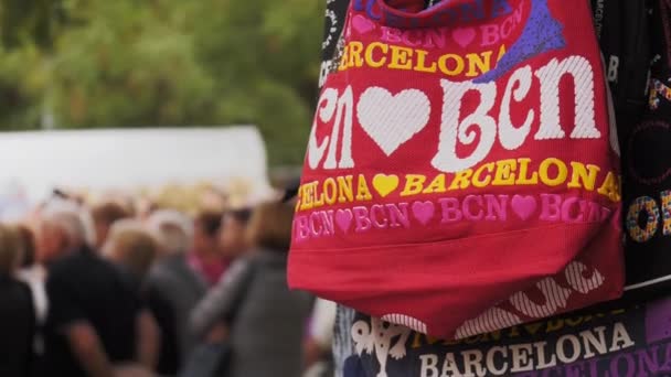 Souvenir-Tasche in Marktstand Barcelona Spanien — Stockvideo
