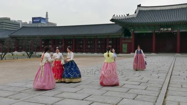 Meninas tirando fotos com câmera telefone em Seul Coréia Ásia — Vídeo de Stock