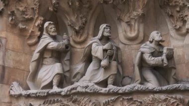 Barcelona'da Sagrada Familia Kilisesi cephe üzerinde heykeller