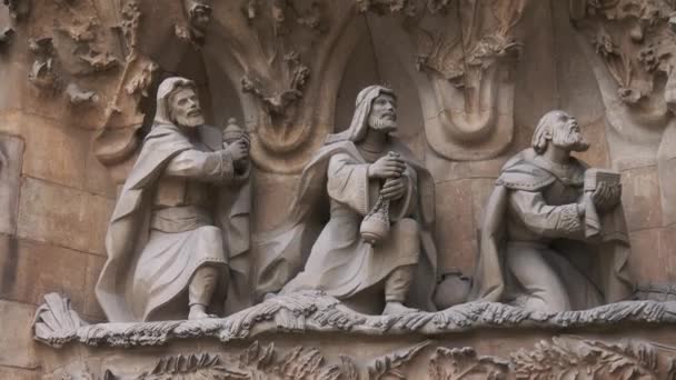 Statyer på fasaden av kyrkan Sagrada Familia i Barcelona — Stockvideo
