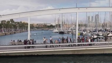 İnsanlar yürüyüş üzerinde Rambla de Mar içinde Barcelona İspanya