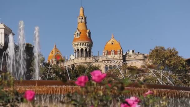 Фонтаны и здания на площади Plaza Catalunya Barcelona Spain — стоковое видео