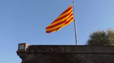 İspanyolca bayrağı asılı dışarı-in Castillo de Montjuic Barcelona