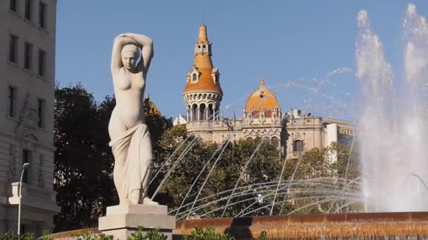 Heykel ve çeşmeler Placa Plaza Catalunya Barcelona İspanya — Stok video