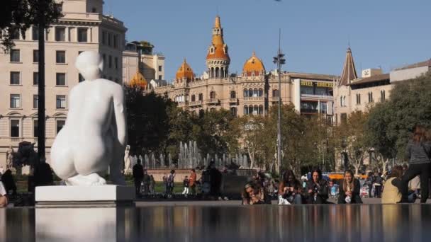 Статуя и туристы на площади Каталонии — стоковое видео